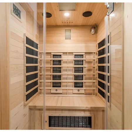 Pocahontas - 5 Minutes To Old Town Проживание в семье